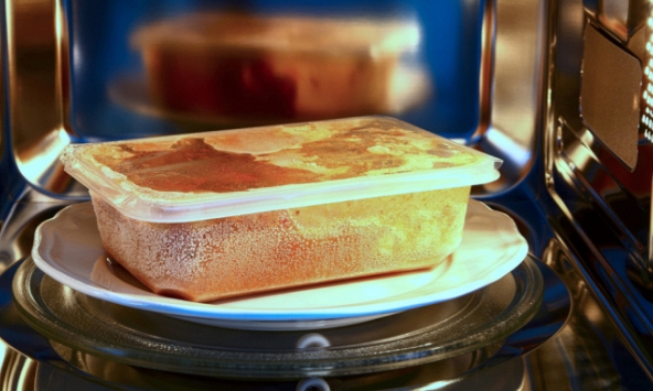 Người đàn ông phát triển ngực như phụ nữ, chuyên gia cảnh báo 4 loại bát đĩa dùng trong lò vi sóng độc như 'thuốc độc'