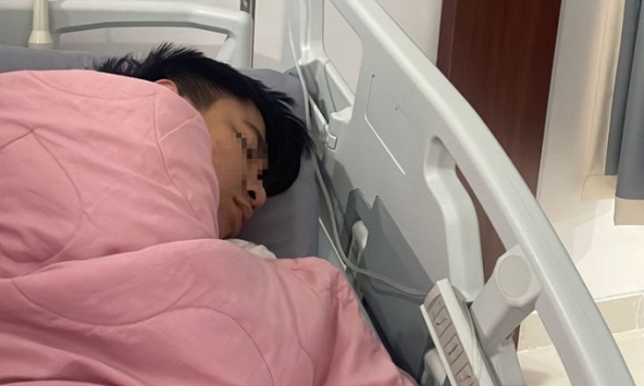 'Nghiện công việc' nhưng vô tâm trước một thứ, chàng trai 28 tuổi trả giá đắt bằng bệnh ung thư dạ dày