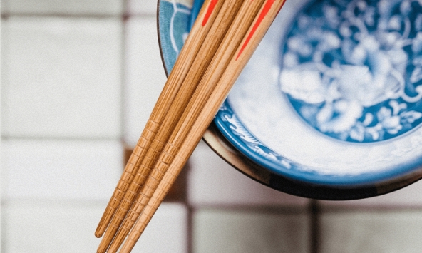 4 thói quen dùng đũa tai hại cần bỏ ngay, càng để lâu càng đưa nhiều 'thuốc độc' vào cơ thể