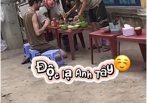 Khách Tây vừa quỳ vừa ăn ở quán vỉa hè TP.HCM: 'Chắc cô bán bún cũng ngỡ ngàng với ảnh'