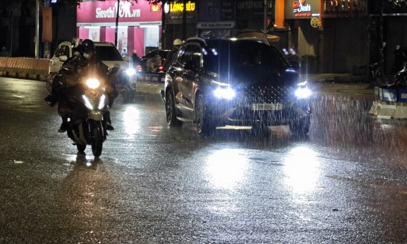 Chùm ảnh: Hà Nội đón 'mưa vàng' giải nhiệt sau nhiều ngày nắng nóng kinh hoàng