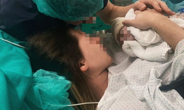 Người mẹ mới sinh đã nhiễm trùng huyết suýt chết: 'Bác sĩ cũng nói tôi chỉ đau vai do bế em bé nhiều'