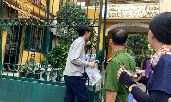 Thi vào lớp 10 TP.HCM buổi đầu tiên: Đẹp nhất vẫn là hình ảnh phụ huynh 'tiếp lửa' cho con!