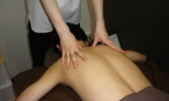 Chàng trai 27 tuổi tê liệt từ ngực xuống bàn chân sau khi đi mát xa, bác sĩ cảnh báo: Mát xa kiểu này phá xương, tàn tật