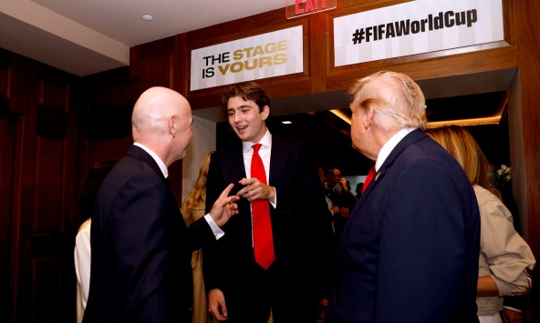Đệ nhất công tử nước Mỹ Barron Trump là tâm điểm của khán đài chung kết World Cup vì chiều cao hơn 2 mét