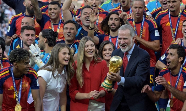 Xinh đẹp bất ngờ: 2 nàng công chúa Tây Ban Nha hút mọi ánh nhìn trong trận chung kết World Cup