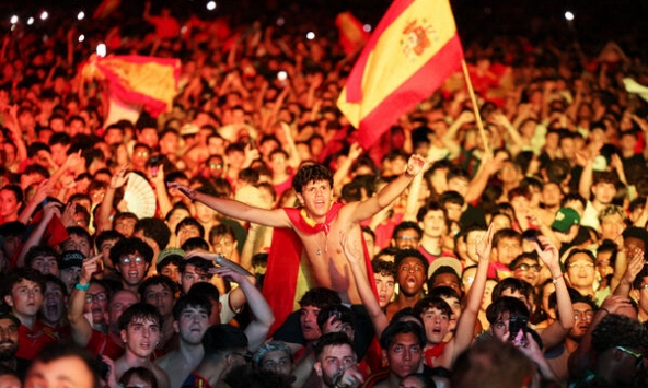 Tây Ban Nha vô địch World Cup, người dân ăn mừng cuồng nhiệt gây loạt rung chấn địa chất
