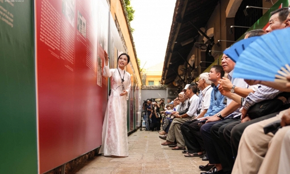 Bức tranh dài 7 mét, hơn 120 tác phẩm và những họa sĩ từ lớp 3 đến ngoài 60: Văn Miếu có gì dịp 2/9?