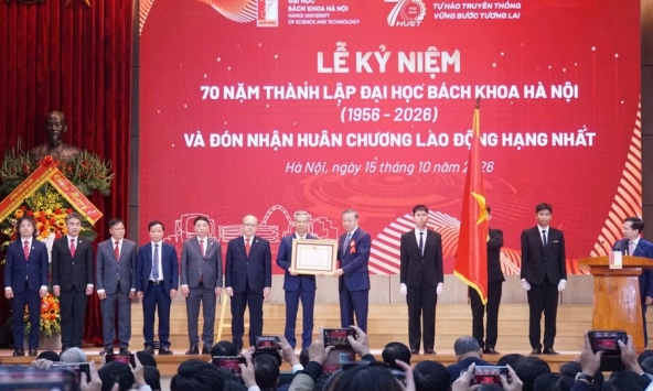 Ngôi trường có tổng diện tích hơn 26 ha, rộng nhất nội thành Hà Nội kỷ niệm 70 năm thành lập, đón Huân chương Lao động hạng Nhất