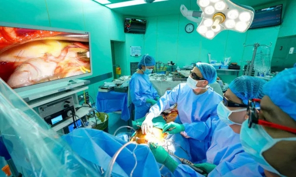 Vẫn đá bóng và chạy bộ đều đặn, người đàn ông Anh sống trên đất Việt 10 năm bàng hoàng phát hiện phải mổ tim