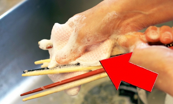 4 người một nhà cùng mắc ung thư gan, chuyên gia bước vào bếp phải hét lên: 'Dùng đũa thế này khác gì uống thuốc độc?'