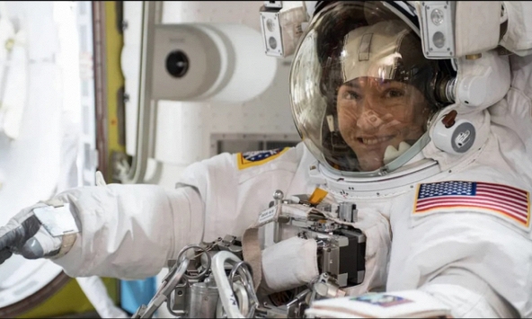 NASA tái khởi động dự án đi bộ đầu tiên trong không gian của những nữ du hành gia