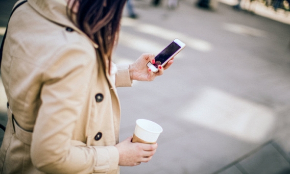 Chấn thương do sử dụng điện thoại di động khi di chuyển đang có xu hướng tăng nhanh ở giới trẻ.