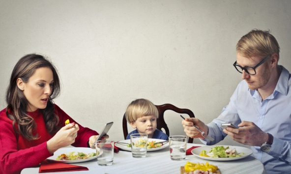 Tâm lý của trẻ bị ảnh hưởng ra sao bởi công việc của phụ huynh