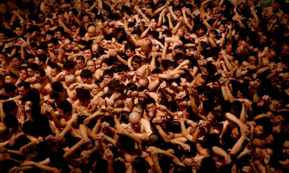 Hàng nghìn nam giới tham gia lễ hội khỏa thân giữa đại dịch virus corona tại Nhật Bản 