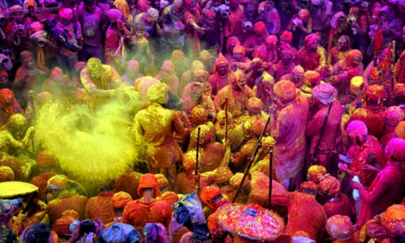 Sắc màu bùng nổ tại lễ hội Holi giữa đại dịch virus corona