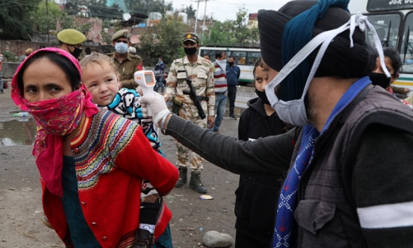 Cảnh sát Ấn Độ dùng roi mây để buộc người dân chấp hành lệnh phong tỏa