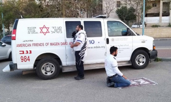 Hình ảnh cầu nguyện của hai nhân viên y tế Israel trở thành khoảnh khắc cảm hứng trong đại dịch Covid-19.