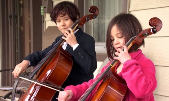 Người Mỹ chung tay vượt qua đại dịch Covid-19: Những ngọn lửa trong bão giông...