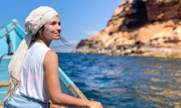 Cuộc sống trên hòn đảo thiên đường của nữ youtuber trong giai đoạn cách ly