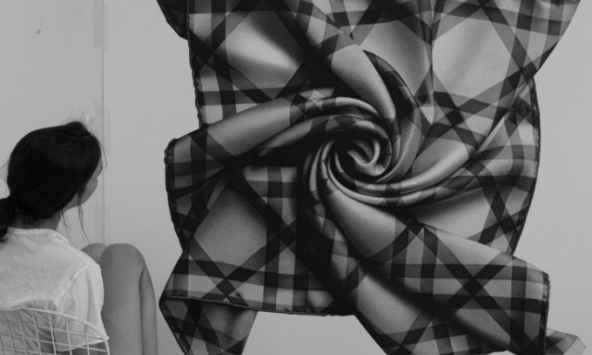 Cô gái kiếm triệu đô bằng những bức tranh chì siêu thực trên Instagram