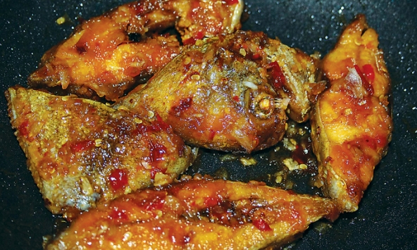 Cá chim sốt mắm, tỏi, ớt