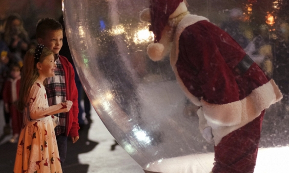 Chùm ảnh thế giới đón Giáng sinh trong thời kỳ bình thường mới