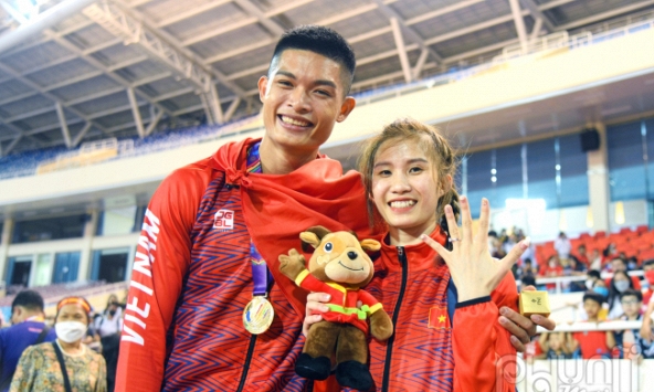 HCV SEA Games cầu hôn bạn gái ngay sau chiến thắng:  Đúng người đúng thời điểm