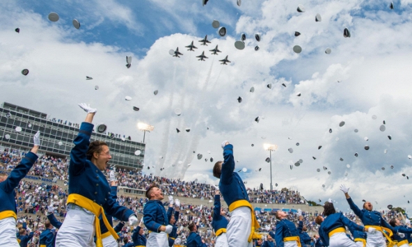 Những lễ tốt nghiệp kỳ lạ trên thế giới