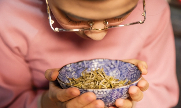 Lặng im nghe trà thở