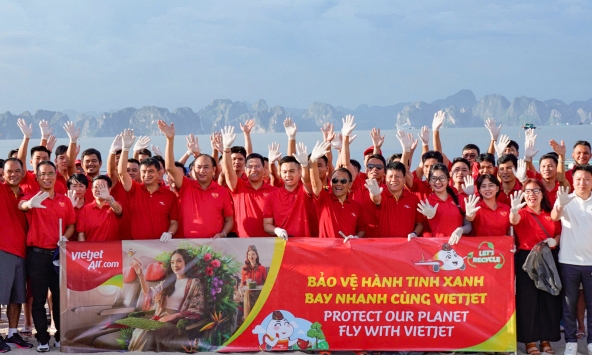 Gần 600 “chiến binh” Vietjet đồng loạt ra quân làm sạch biển Hạ Long
