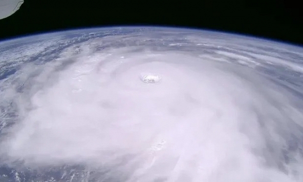 Lý do những cơn bão mùa thu mạnh bất thường