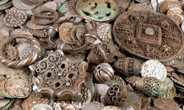 Tình cờ phát hiện kho báu thời Trung cổ khi đang đào giun