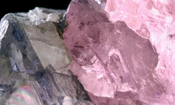 Viên kim cương hiếm 2 màu gây kinh ngạc giới khoa học