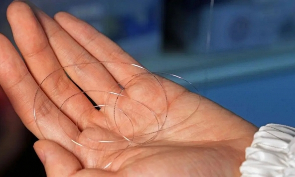 Trung Quốc ra mắt công nghệ chip dạng sợi, mỏng như sợi tóc nhưng chịu được xe tải 15,6 tấn