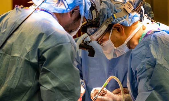 Các bác sĩ lần đầu duy trì sự sống cho bệnh nhân không có phổi suốt 48 giờ 