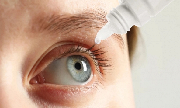 Mỹ phê duyệt thuốc nhỏ mắt tác động kép đầu tiên điều trị chứng lão thị