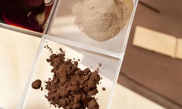 Vật liệu “lai” giữa thủy tinh và nhựa thách thức quy luật vật lý