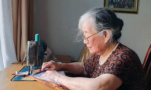 Mẹ và chiếc máy khâu lưu giữ tuổi thanh xuân