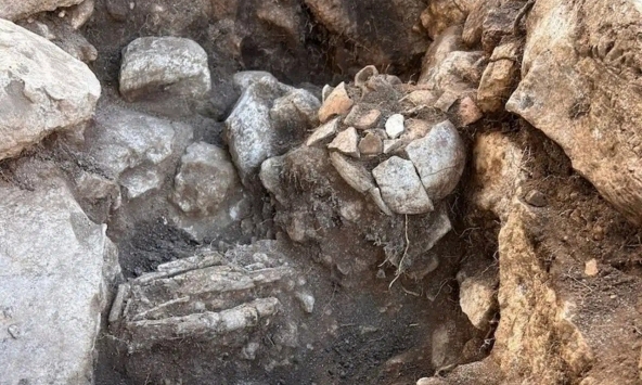 Bình gốm, xương hươu và bí ẩn nghi lễ 3.000 năm của người Maya