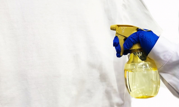 Lớp phủ dạng xịt giúp quần áo tự làm sạch hiệu quả mà không cần đến bột giặt