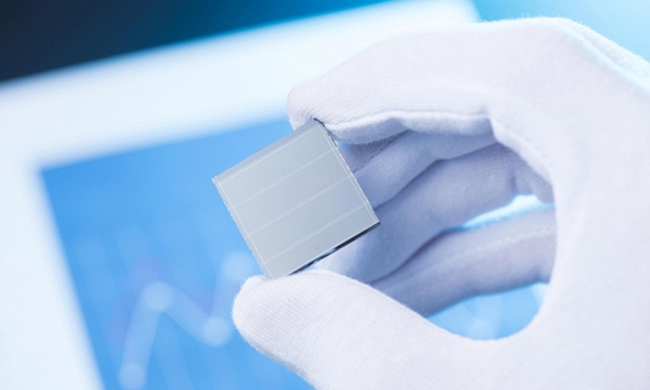 Đột phá công nghệ tấm pin mặt trời có thể tạo điện từ ánh nắng lẫn nước mưa 