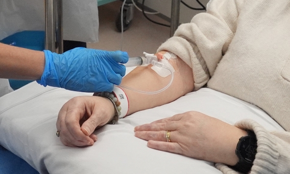 Liệu pháp tế bào lần đầu cứu sống người phụ nữ mắc 3 bệnh tự miễn nguy hiểm