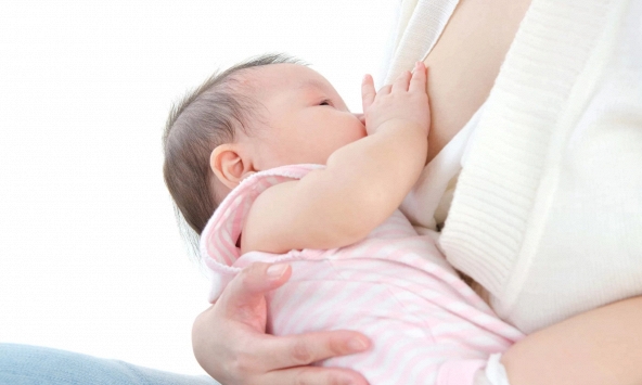 Phát hiện thêm lợi ích bất ngờ của sữa mẹ đối với trẻ nhỏ