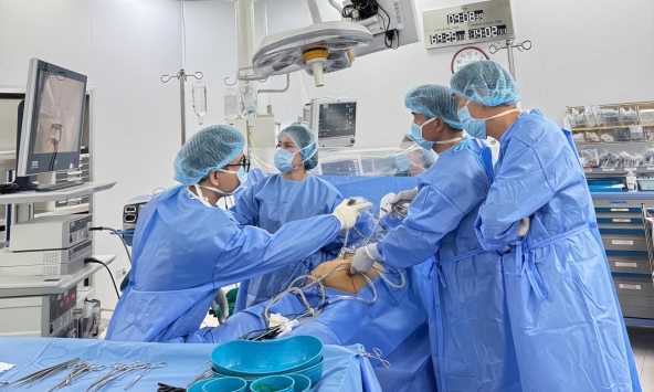 Vinmec Đà Nẵng mổ cấp cứu loại bỏ khối u buồng trứng khổng lồ cho bệnh nhân suy thận