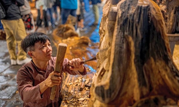 Lẳng lặng nghe trong lời gỗ tự tình