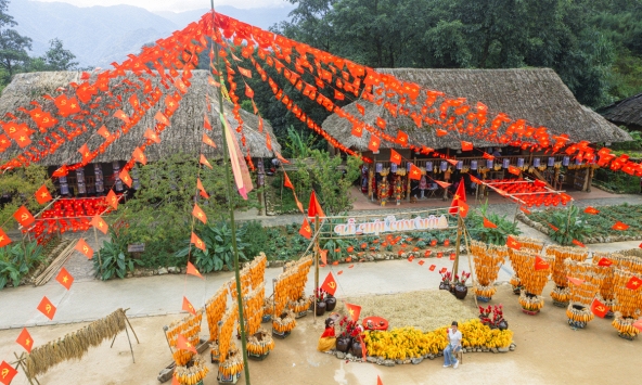 Dịp 2/9 này, lên Fansipan khám phá mùa vàng thổ cẩm, “săn” hoa xác pháo, dự lễ thượng cờ