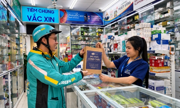 Green SM và Long Châu triển khai giao hàng bằng xe máy điện tại hơn 1.500 nhà thuốc