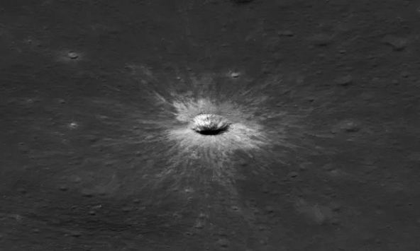 NASA phát hiện hố va chạm mới lớn nhất trên Mặt Trăng