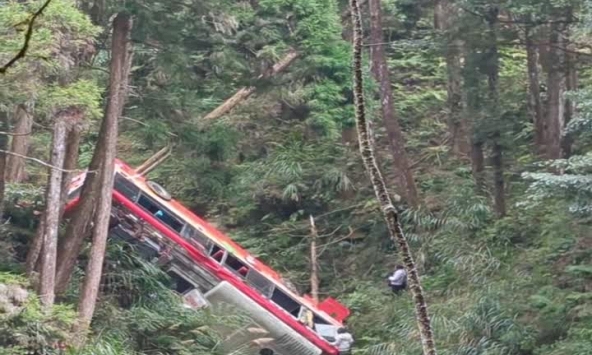 Hiện trường xe buýt rơi xuống vực tại khu du lịch, du khách nằm bất động chờ cứu hộ